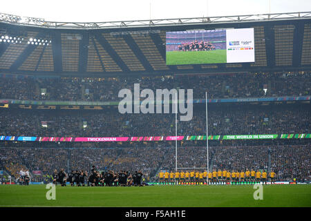 London, UK. 31st October, 2015. The Wallabies face up to the Haka before during the Rugby World Cup Final between New Zealand and Australia - Twickenham Stadium, London. Credit:  Cal Sport Media/Alamy Live News Stock Photo