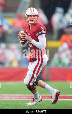 Madison, WI, USA. 31st Oct, 2015. Wisconsin Badgers quarterback Joel Stave #2 drops back to pass during the NCAA Football game between the Rutgers Scarlet Knights and the Wisconsin Badgers at Camp Randall Stadium in Madison, WI. Wisconsin defeated Rutgers 48-10. John Fisher/CSM/Alamy Live News Stock Photo