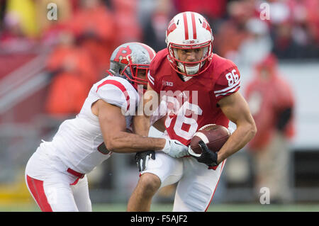 Madison, WI, USA. 31st Oct, 2015. Wisconsin Badgers wide receiver Alex Erickson #86 catches a pass during the NCAA Football game between the Rutgers Scarlet Knights and the Wisconsin Badgers at Camp Randall Stadium in Madison, WI. Wisconsin defeated Rutgers 48-10. John Fisher/CSM/Alamy Live News Stock Photo