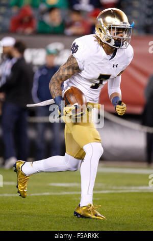 Philadelphia, Pennsylvania, USA. 31st Oct, 2015. Notre Dame Fighting Irish wide receiver Will Fuller (7) in action during warm-ups prior to the NCAA football game between the Notre Dame Fighting Irish and the Temple Owls at Lincoln Financial Field in Philadelphia, Pennsylvania. Christopher Szagola/CSM/Alamy Live News Stock Photo
