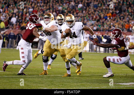 Philadelphia, Pennsylvania, USA. 31st Oct, 2015. Notre Dame Fighting Irish quarterback DeShone Kizer (14) scrambles with the ball during the NCAA football game between the Notre Dame Fighting Irish and the Temple Owls at Lincoln Financial Field in Philadelphia, Pennsylvania. Christopher Szagola/CSM/Alamy Live News Stock Photo