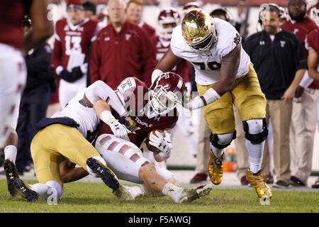 Philadelphia, Pennsylvania, USA. 31st Oct, 2015. Temple Owls linebacker Tyler Matakevich (8) with the interception as he is brought down by Notre Dame Fighting Irish tight end Alize Jones (10) and offensive line Steve Elmer (79) during the NCAA football game between the Notre Dame Fighting Irish and the Temple Owls at Lincoln Financial Field in Philadelphia, Pennsylvania. Christopher Szagola/CSM/Alamy Live News Stock Photo