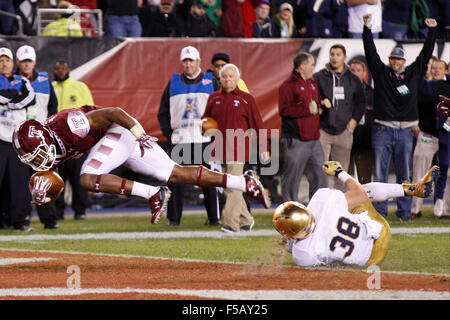 Philadelphia, Pennsylvania, USA. 31st Oct, 2015. Temple Owls running back Jahad Thomas (5) dives into the end zone for a touchdown past Notre Dame Fighting Irish linebacker Joe Schmidt (38) during the NCAA football game between the Notre Dame Fighting Irish and the Temple Owls at Lincoln Financial Field in Philadelphia, Pennsylvania. Christopher Szagola/CSM/Alamy Live News Stock Photo