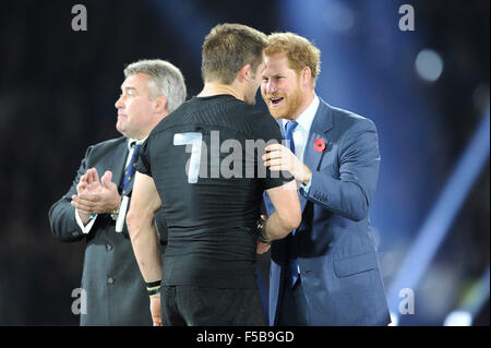 31 October 2015: Prince Harry congratulates Richie McCaw of New Zealand at the end of the Rugby World Cup Final between New Zealand and Australia - Twickenham Stadium, London.(Photo by: Rob Munro/Stewart Communications/CSM) Stock Photo