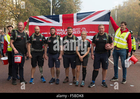 London, UK. 01st Nov, 2015. The Walk of Britain team walk down the Mall in London to Buckingham Palace on the Final day of their 1000 mile walk. Credit:  Alan West/Alamy Live News Stock Photo