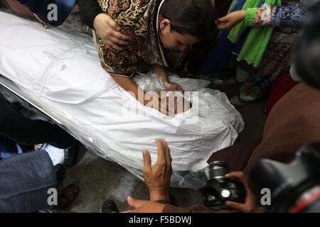 Dhaka, Bangladesh. 1st November, 2015. The wife of publisher Faisal Arefin Dipan, who was hacked to death, reacts next to his body in Dhaka on November 1, 2015. Protesters rallied in Bangladesh on November 1 over the latest attacks against secular writers and publishers, accusing the government of failing to halt rising deadly violence blamed on hardline Islamists. Stock Photo
