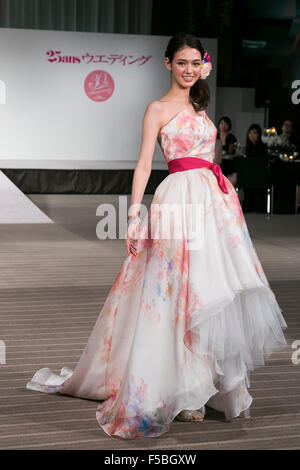 A model wearing fashion brand ''La Reine'' walks down the runway during the Special Dress Collection organised by 25 ans Wedding on November 1, 2015, Tokyo, Japan. The fashion magazine celebrates 30 years anniversary with a runway called Special Dress Collection in Roppongi Hills. © Rodrigo Reyes Marin/AFLO/Alamy Live News Stock Photo