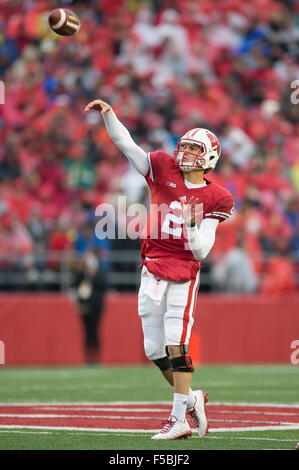 Madison, WI, USA. 31st Oct, 2015. Wisconsin Badgers quarterback Joel Stave #2 delivers a pass during the NCAA Football game between the Rutgers Scarlet Knights and the Wisconsin Badgers at Camp Randall Stadium in Madison, WI. Wisconsin defeated Rutgers 48-10. John Fisher/CSM/Alamy Live News Stock Photo