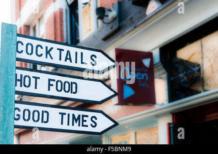 Sign to a pub saying 'Cocktails. Hot Food.  Good Times', Belfast Stock Photo