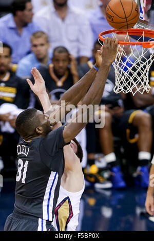 Golden State Warriors center Festus Ezeli (31) reaches for a loose ball ...