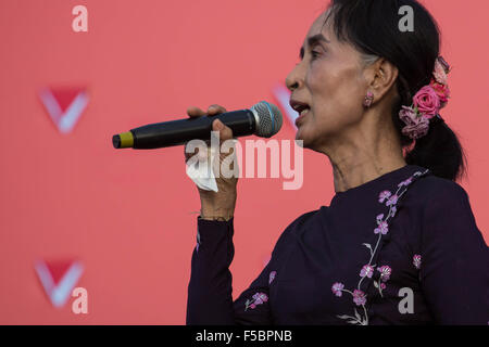 Yangon, Thuwanna, Myanmar. 1st Nov, 2015. Myanmar opposition leader Aung San Suu Kyi addresses a campaign rally for the NLD (National League for Democracy), one week before the freest election in decades in Thuwanna, Yangon, Myanmar on November 01, 2015. © Guillaume Payen/ZUMA Wire/Alamy Live News Stock Photo