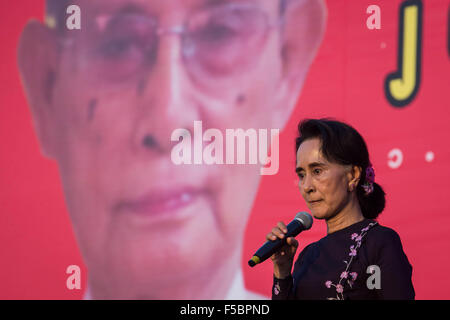 Yangon, Thuwanna, Myanmar. 1st Nov, 2015. Myanmar opposition leader Aung San Suu Kyi addresses a campaign rally for the NLD (National League for Democracy), one week before the freest election in decades in Thuwanna, Yangon, Myanmar on November 01, 2015. © Guillaume Payen/ZUMA Wire/Alamy Live News Stock Photo