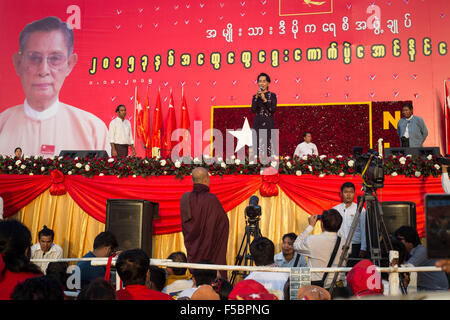 Yangon, Thuwanna, Myanmar. 1st Nov, 2015. Myanmar opposition leader Aung San Suu Kyi addresses a campaign rally for the NLD (National League for Democracy), one week before the freest election in decades in Thuwanna, Yangon, Myanmar on November 01, 2015. © Guillaume Payen/ZUMA Wire/Alamy Live News Stock Photo