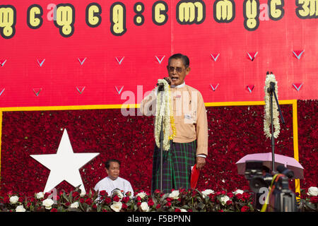 Yangon, Thuwanna, Myanmar. 1st Nov, 2015. Patron of the National League for Democracy, Tin Oo addresses a campaign rally for the NLD, one week before the freest election in decades in Thuwanna, Yangon, Myanmar on November 01, 2015 © Guillaume Payen/ZUMA Wire/Alamy Live News Stock Photo