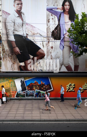 Shopping in Nanjing Road, Shanghai. Nanjing Road (Chinese: 南京路; pinyin: Nánjīng Lù) is the main shopping street of Shanghai, Chi Stock Photo