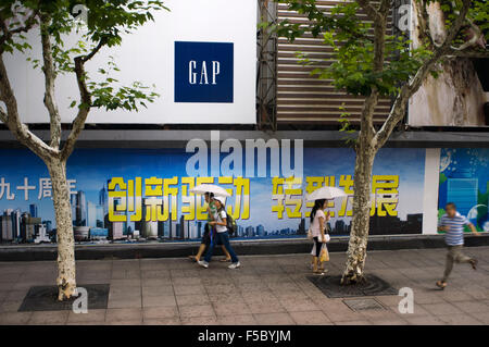 Shopping in Nanjing Road, Shanghai. Nanjing Road (Chinese: 南京路; pinyin: Nánjīng Lù) is the main shopping street of Shanghai, Chi Stock Photo