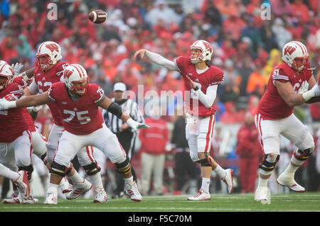 Madison, WI, USA. 31st Oct, 2015. Wisconsin Badgers quarterback Joel Stave #2 delivers a pass during the NCAA Football game between the Rutgers Scarlet Knights and the Wisconsin Badgers at Camp Randall Stadium in Madison, WI. Wisconsin defeated Rutgers 48-10. John Fisher/CSM/Alamy Live News Stock Photo
