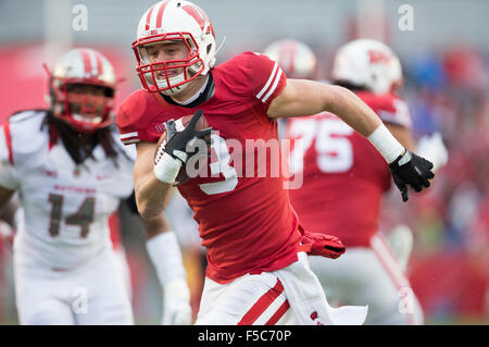 Madison, WI, USA. 31st Oct, 2015. Wisconsin Badgers Tanner McEvoy #3 scores on a touchdown run during the NCAA Football game between the Rutgers Scarlet Knights and the Wisconsin Badgers at Camp Randall Stadium in Madison, WI. Wisconsin defeated Rutgers 48-10. John Fisher/CSM/Alamy Live News Stock Photo
