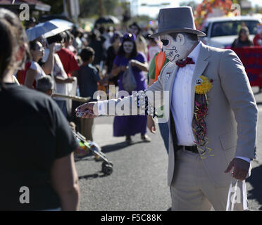 Albuquerque, NEW MEXICO, USA. 1st Nov, 2015. 110115.J.V. Zamora, hands candy to spectators at the Dia de Los Muertos Marigold Parade . Thousands line up Isleta Blvd. to watch the parade .Photographed on Sunday November 1, 2015 . /Adolphe Pierre-Louis/Journal. © Adolphe Pierre-Louis/Albuquerque Journal/ZUMA Wire/Alamy Live News Stock Photo