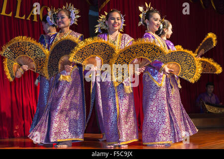 Thai Dancers in traditional costume outside the temple of Wat Arun ...