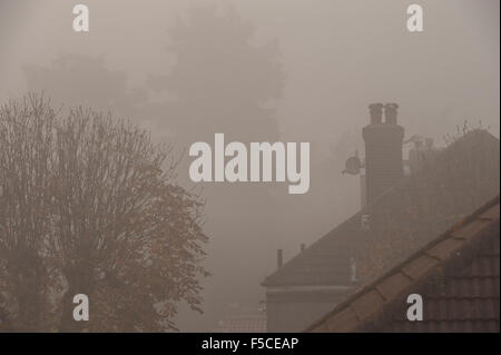 Wimbledon, London, UK. 1st November, 2015. Thick fog descends towards sunset over SW London suburbs. Credit:  Malcolm Park editorial/Alamy Live News Stock Photo