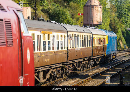 Class 52 Western D1062 stands next to a train headed by Class 50 50035 at Bewdley on the Severn Valley Railway Stock Photo