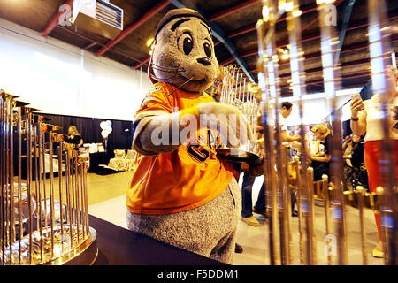 Napa, CA, USA. 29th Oct, 2015. The San Francisco Giants mascot Lou Seal picks up one of the World Series Trophies to take a photo with a fan at the Napa Valley Business Expo in the Chardonnay Hall at the Napa Valley Expo on Thursday. © Napa Valley Register/ZUMA Wire/Alamy Live News Stock Photo