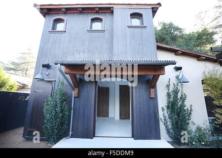 St Helena, CA, USA. 29th Oct, 2015. The Italian farmhouse styled home is seen from the backyard in St Helena on Thursday. © Napa Valley Register/ZUMA Wire/Alamy Live News Stock Photo