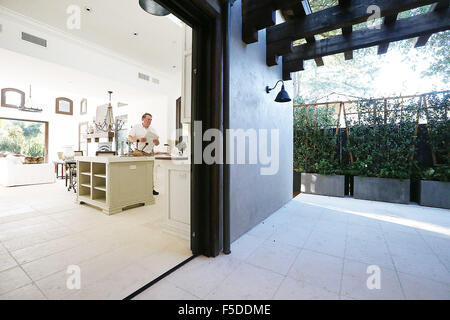 St Helena, CA, USA. 29th Oct, 2015. Thomas Bartlett unpacks furnishings and decorations in the kitchen in preparation to show the home for sale. © Napa Valley Register/ZUMA Wire/Alamy Live News Stock Photo