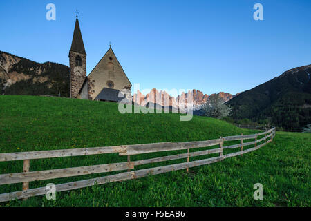 The Church of Ranui and the Odle group in the background, St. Magdalena, Funes Valley, Dolomites, South Tyrol, Italy, Europe Stock Photo