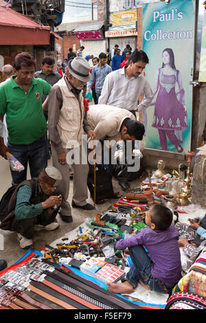 India, Himachal Pradesh, Shimla (Simla), Lower Bazaar, people looking for bargains on pavement stall Stock Photo