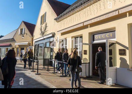 Exterior shot of the flagship Gucci stor, Stock Video