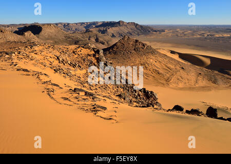 Western escarpment of Tadrart plateau, Tassili N´Ajjer National Park, Unesco World Heritage Site, Algeria, Sahara desert Stock Photo