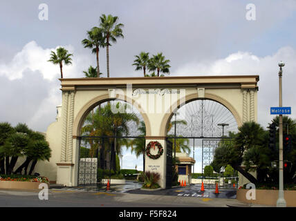 Dec 07, 2003; Hollywood, CA, USA; Paramount Pictures Movie production company located at 5555 Melrose Avenue Los Angeles. The famous arches with palm trees behind. © Ruaridh Stewart/ZUMAPRESS.com/Alamy Live News Stock Photo