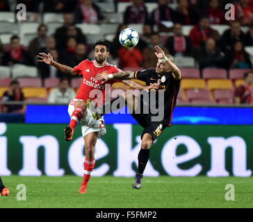 Lisbon, Portugal. 3rd Nov, 2015. Silvio Pereira of Benfica (L) vies with Wesley Sneijder of Galatasaray during the UEFA Champions League football match between Benfica and Galatasaray in Lisbon, Portugal, Nov. 3, 2015. © Zhang Liyun/Xinhua/Alamy Live News Stock Photo