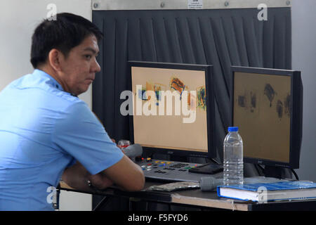 Pasay City, Philippines. 4th Nov, 2015. An airport security worker reviews x-ray images of baggages at the Ninoy Aquino International Airport in Pasay City, the Philippines, Nov. 4, 2015. Philippine President Benigno S. Aquino III ordered Monday thorough investigation into the alleged bullet-planting incidents on the baggage of travelers using the country's premier airport. © Rouelle Umali/Xinhua/Alamy Live News Stock Photo