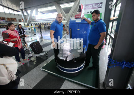 Pasay City, Philippines. 4th Nov, 2015. Baggages are wrapped in plastic by passengers at the Ninoy Aquino International Airport in Pasay City, the Philippines, Nov. 4, 2015. Philippine President Benigno S. Aquino III ordered Monday thorough investigation into the alleged bullet-planting incidents on the baggage of travelers using the country's premier airport. © Rouelle Umali/Xinhua/Alamy Live News Stock Photo