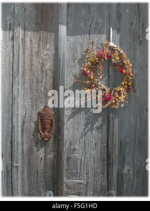 Easter wreath on old door in Ano Riglia, Exo Mani, Greece Stock Photo