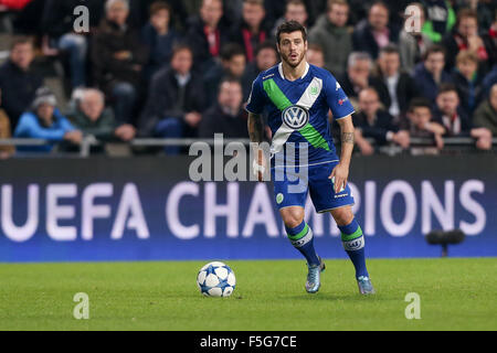 Eindhoven, The Netherlands. 03rd Nov, 2015. Vieirinha of Wolfsburg plays the ball during the UEFA Champions League Group B soccer match between PSV Eindhoven and VfL Wolfsburg at the PSV Stadium in Eindhoven, The Netherlands, 03 November 2015. Photo: Maja Hitij/dpa/Alamy Live News Stock Photo