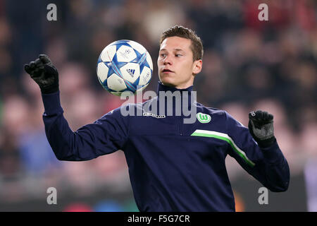 Eindhoven, The Netherlands. 03rd Nov, 2015. Julian Draxler of Wolfsburg plays the ball prior to the UEFA Champions League Group B soccer match between PSV Eindhoven and VfL Wolfsburg at the PSV Stadium in Eindhoven, The Netherlands, 03 November 2015. Photo: Maja Hitij/dpa/Alamy Live News Stock Photo