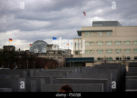 Reichstag, die US amerikanische Botschaft, von der aus vermutlich das gesamte politische Berlin, inklusive der Kanzlerinnentelef Stock Photo