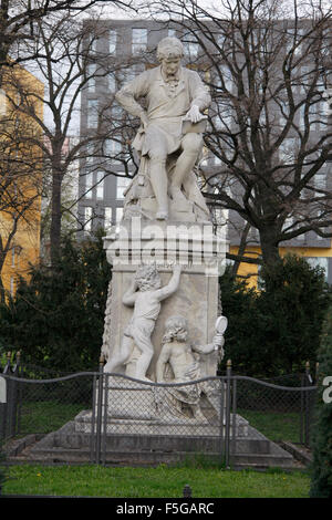 Alois Senefelder-Denkmal am Senefelder Platz, Berlin-Prenzlauer Berg. Stock Photo