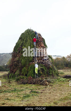 Members of Cliff Bonfire Society add the finishing touches to their large bonfire ready for Lewes historic bonfire night held on 5th November. Lewes, East Sussex, UK Stock Photo