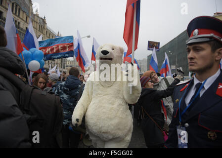Moscow, Russia. 4th Nov, 2015. A man in a bear suit walks past a soldier during the parade commemorating the National Unity Day in Moscow, Russia, on Nov. 4, 2015. The National Unity Day marks the liberation of Moscow from Polish invaders in 1612. Credit:  Oxana Onipko/Xinhua/Alamy Live News Stock Photo