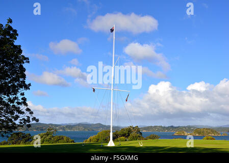 The flagstaff in Treaty of Waitangi Grounds marks the spot where the Treaty of Waitangi was signed by the Maori chiefs - North Island, New Zealand Stock Photo