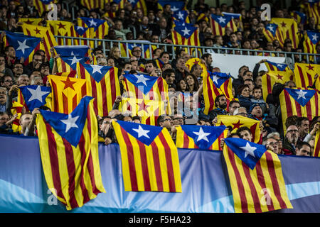 Barcelona, Catalonia, Spain. 4th Nov, 2015. FC Barcelona fans exhibit the 'estelada' flag at the beginning of the Champions League match between FC Barcelona and FC BATE Borisov at the Camp Nou stadium in Barcelona © Matthias Oesterle/ZUMA Wire/Alamy Live News Stock Photo