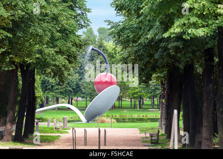 Minneapolis Sculpture Garden with Spoonbridge and Cherry fountain sculpture by Claes Oldenburg & Coosje van Bruggen Stock Photo