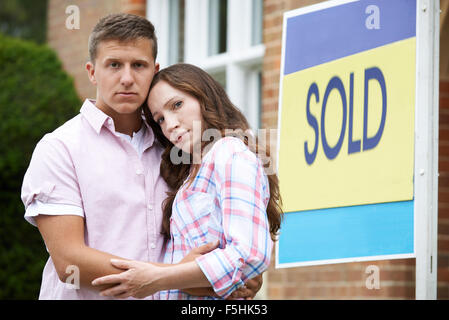 Young Couple Forced To Sell Home Through Financial Problems Stock Photo