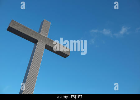 Warsaw Poland the Cross Monument in Pl Pilsudskiego is a 9 metre high white granite cross celebrating Pope John Paul II Stock Photo