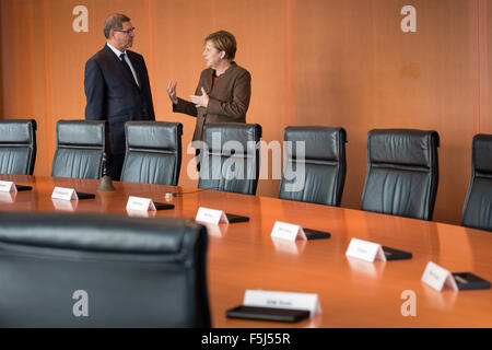 HANDOUT - Bundeskanzlerin Angela Merkel und der tunesische Ministerpräsident Habib Essid unterhalten sich zu Beginn ihres Treffens am 05.11.2015 im Bundeskanzleramt in Berlin. Foto: Guido Bergmann/Bundesregierung (ACHTUNG: Nur zur redaktionellen Verwendung im Zusammenhang mit der aktuellen Berichterstattung und nur bei Nennung: «Foto: Guido Bergmann/Bundesregierung»)    (c) dpa - Bildfunk    Stock Photo